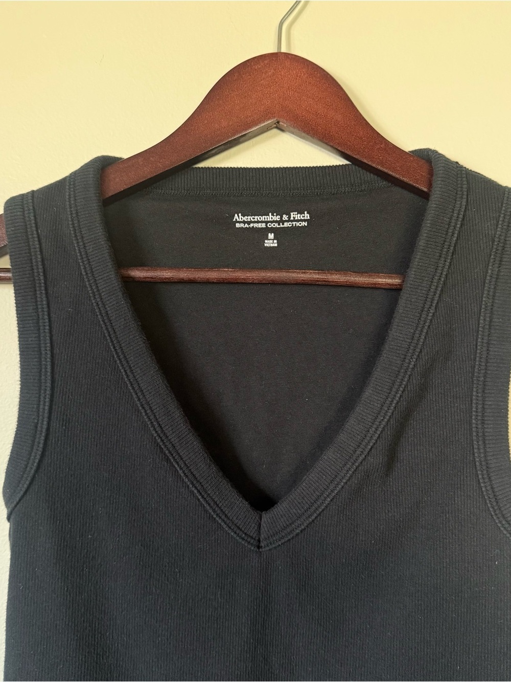 Abercrombie & Fitch Black Ribbed V-Neck Tank - Picture 2 of 5